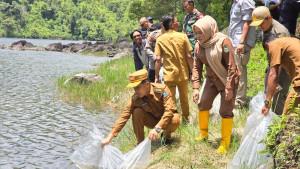 menebar-ribuan-benih-ikan-di-kawasan-Danau-Duo.jpg