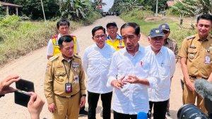 oko-Widodo-meninjau-ruas-jalan-Kota-Jambi-hingga-Desa-Sungai-Gelam.jpg