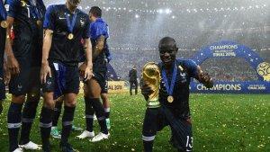 pemain-timnas-prancis-ngolo-kante-kala-memegang-trofi-piala-dunia-2018.jpg