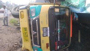 truk-batubara-terbalik-di-Paal-Merah.jpg