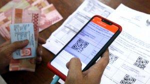 warga-antre-untuk-mencairkan-bantuan-sosial-tunai.jpg