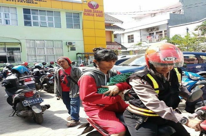 Dengan Motor, Aiptu Nasaruddin Boncengkan Ibu dan Jasad Bayinya