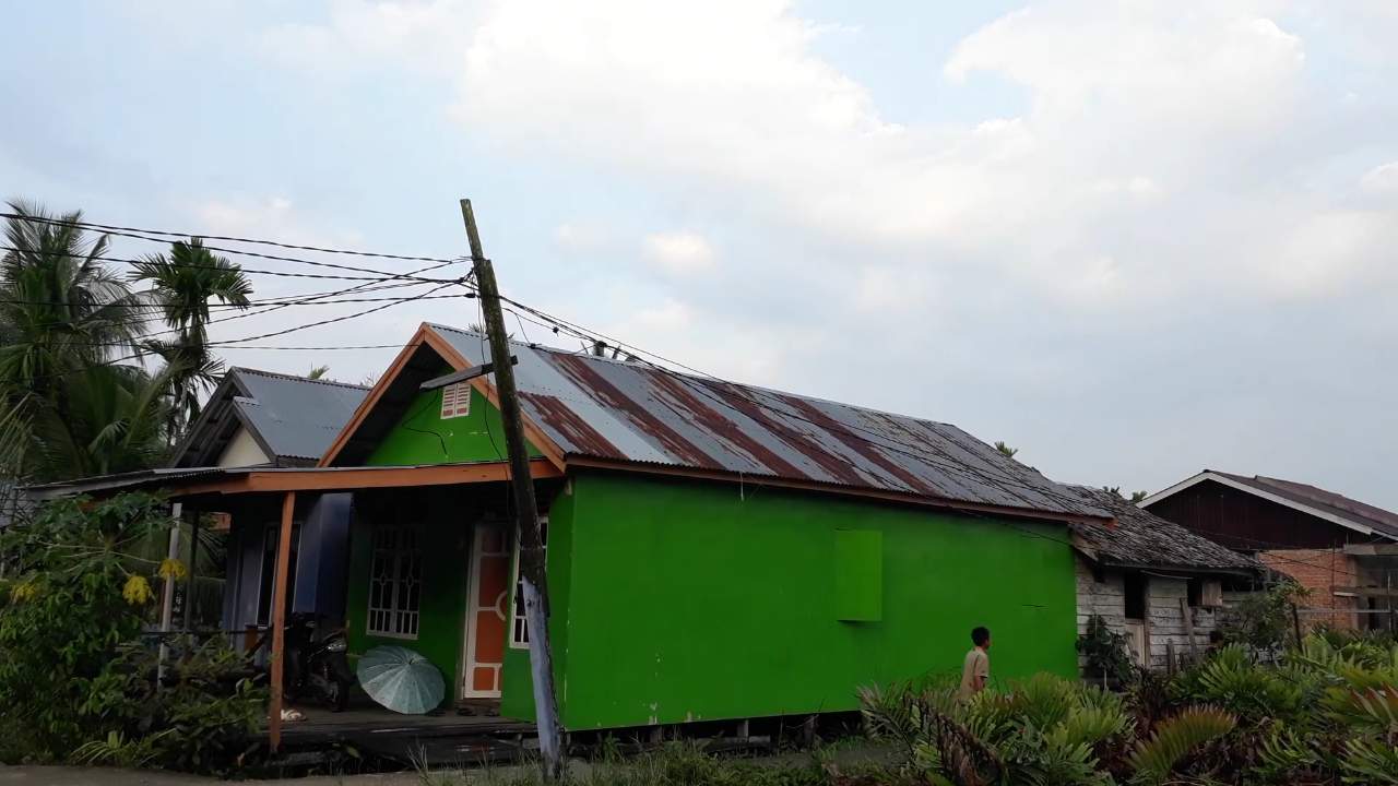 Tiang Listrik Berbahan Kayu di Kec. Bram Itam Tanjabbar Sudah Lapuk, Dikhawatirkan Ambruk