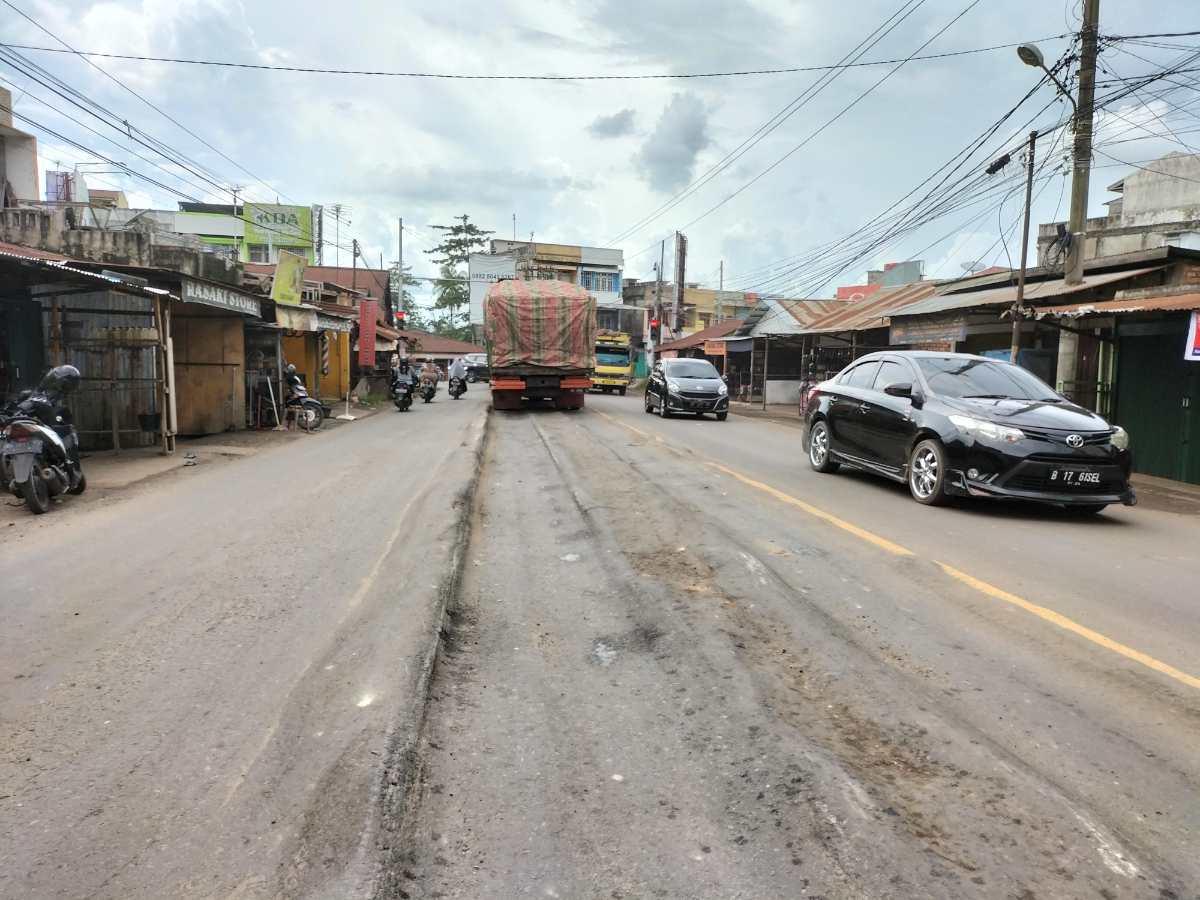 Kondisi Jalan di Simpang Gado-gado Jambi Memprihatinkan, Warga Berharap Ada Perbaikan