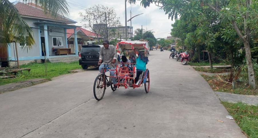 Naik Becak Pakai Kain Sarung, Anak-anak Tanjabbar Ikut Sunatan Massal Gratis