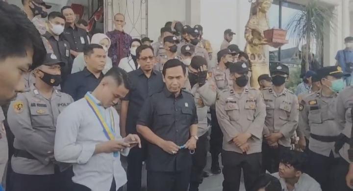Waka DPRD Faizal Riza Temui Puluhan Mahasiswa PMII yang Berunjuk Rasa di DPRD Provinsi Jambi.