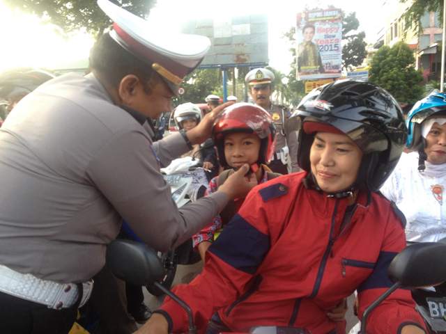 “Kirain Mau Nilang, Malah Dikasih Helm”