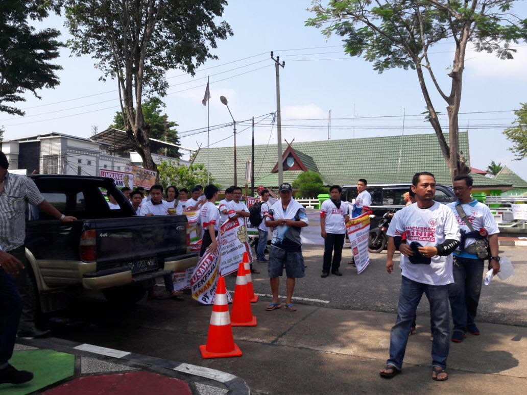Pembatasan 1 NIK 3 Sim Card - KNCI Demo ke DPRD Kota Jambi: 'Omzet Penjualan Menurun'