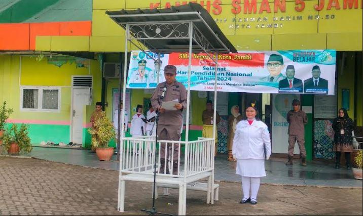 Kejati Jambi Tekankan Kedisplinan Siswa di Upacara Hardiknas 2024, Lexy: Waktu Tak Bisa Dibeli