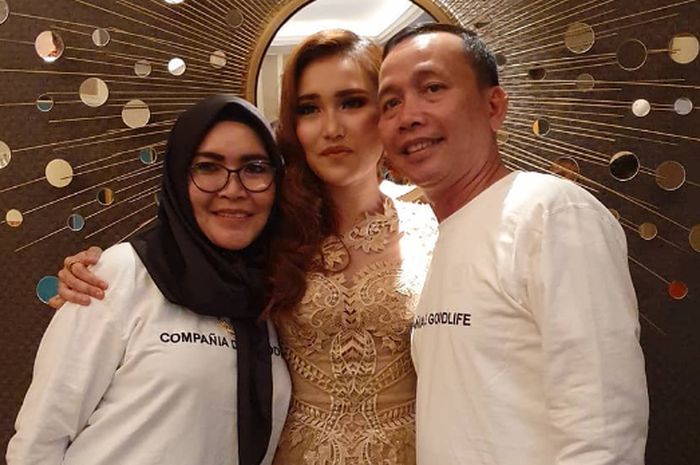 Nangis-nangis Karena Akan Pensiun dari PNS, Ayu Ting Ting Hadiahi Ayahnya Restoran