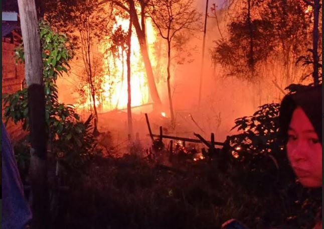 Dinas Damkar Tebo Padamkan 4 Titik Api di Sekitar Kawasan Permukiman Warga