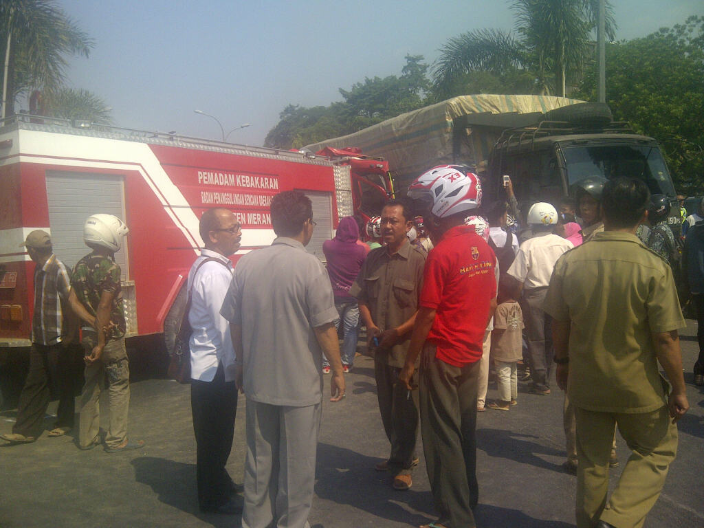 Armada Damkar Seruduk Fuso, Sopir Terjepit