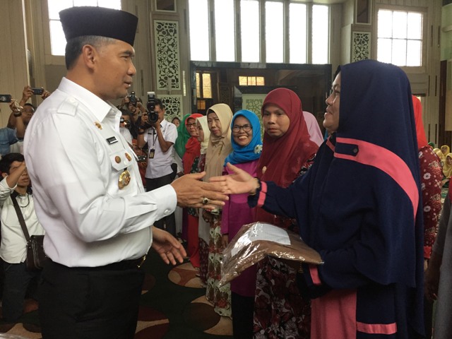 Pengurus BKMT Dapat Baju Seragam Baru