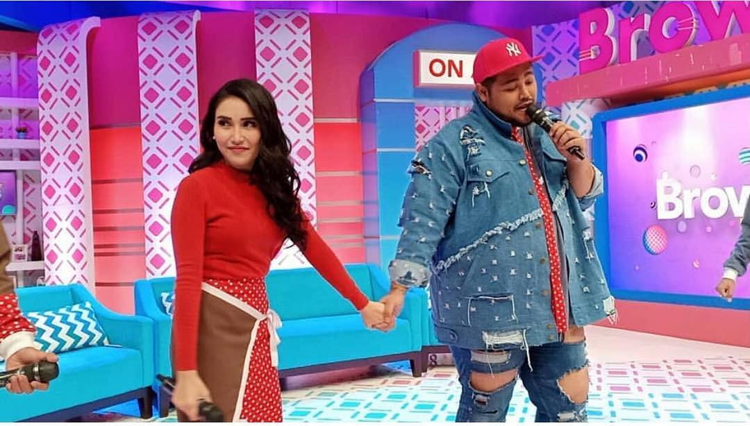 Kebahagiaan Ayu Ting Ting, Ultah Nyuapin Presenter Ganteng Disebut Mantu, Bukan Ivan Lho