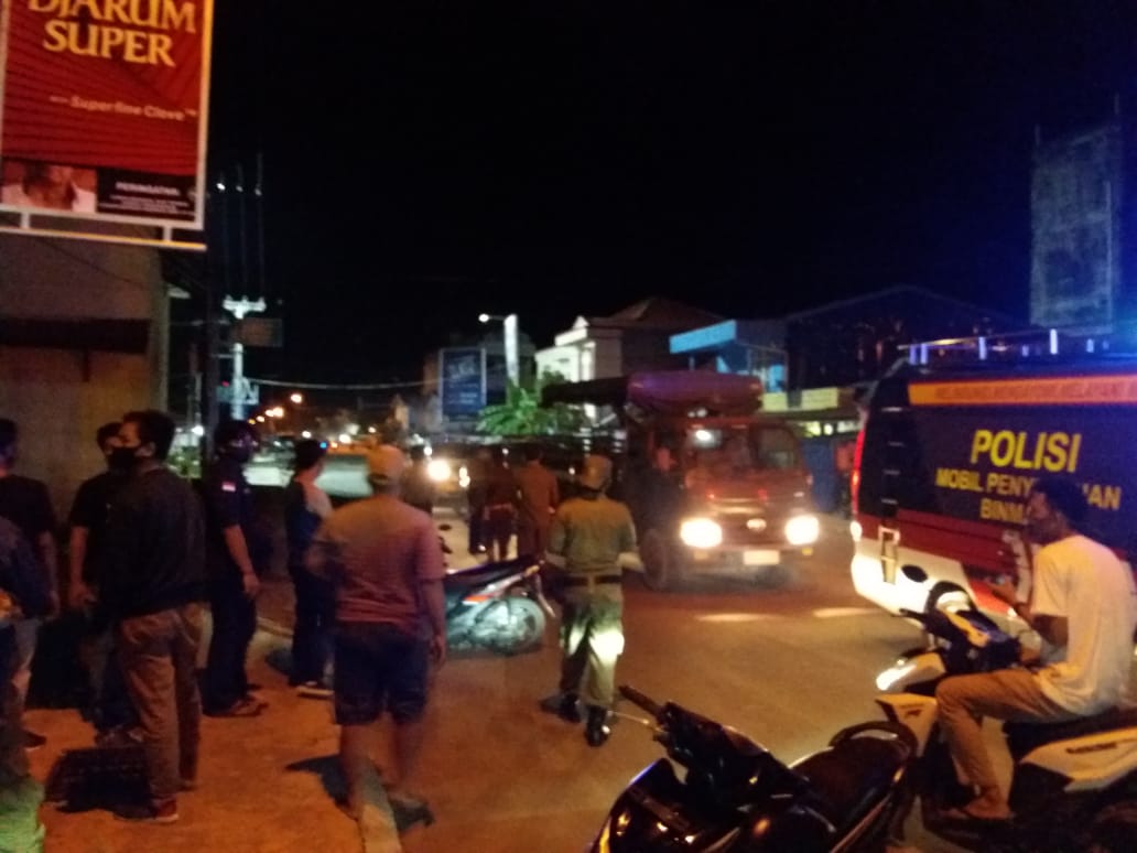 Tutup Paksa Warung Kopi yang Masih Buka Jam 9 Malam, Petugas Angkut Belasan Kursi di Kuala Tungkal