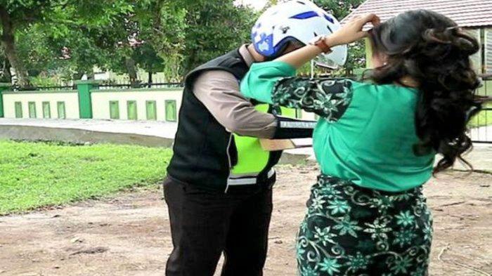 Polisi Ini Tilang Pengemudi Wanita Gegara Kelewat Cantik, Nekat Nembak Pakai Surat Tilang Tak Biasa
