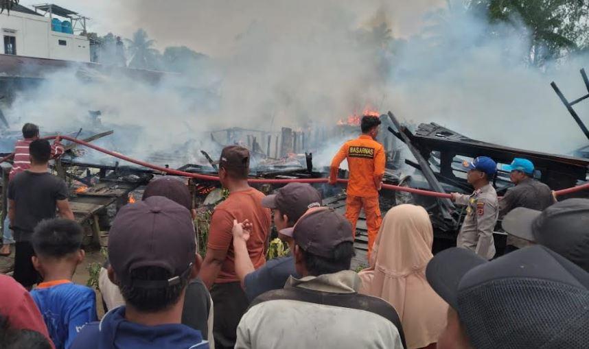 5 Rumah Semi Permanen Terbakar di Nipah Panjang Tanjabtim