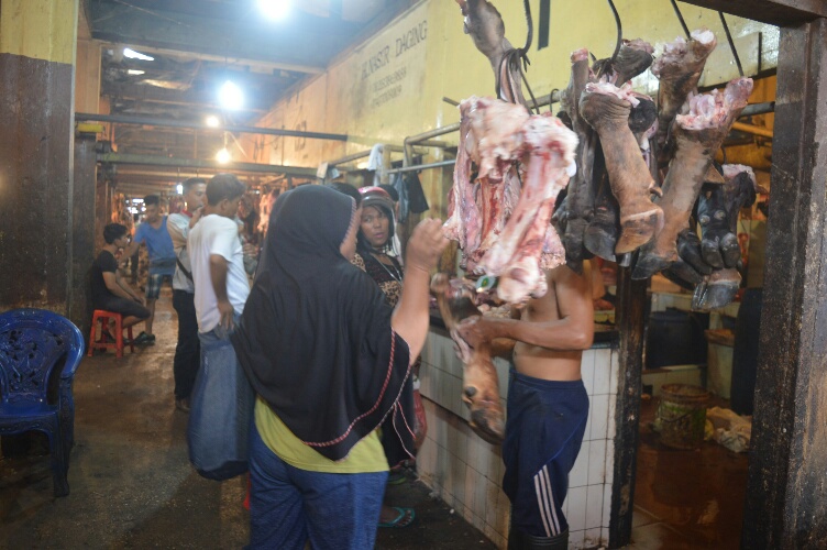 Harga Daging Merangkak Naik, Warga Tetap Beli