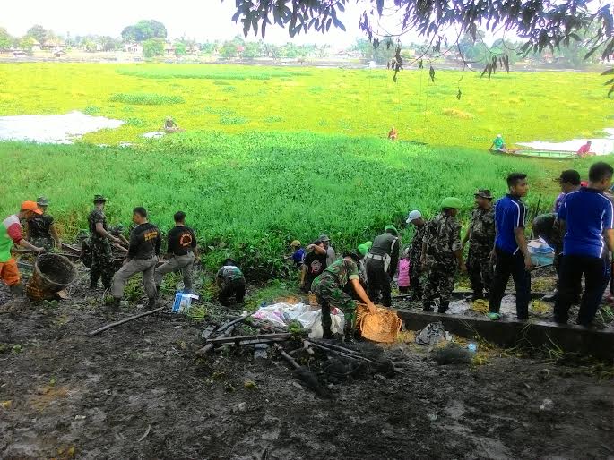 Walikota Jambi Nyebur ke Danau Sipin
