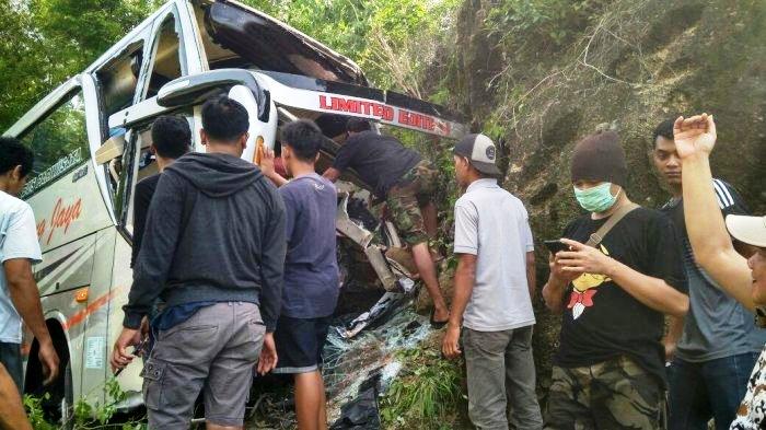 Diduga Rem Tidak Berfungsi, Bus Tabrak Tebing. Dua Orang Meninggal Dunia