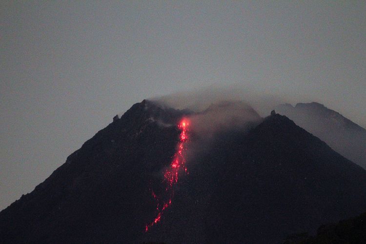 Setelah Gunung Semeru, Kini Giliran Gunung Merapi Muntahkan Lava Pijar, Warga Diminta Waspada