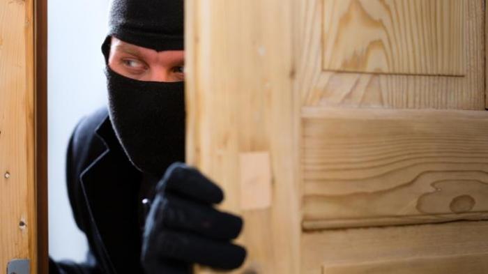 Tiba-tiba Tangan Lisa Disabet Pisau Pria Bertopeng