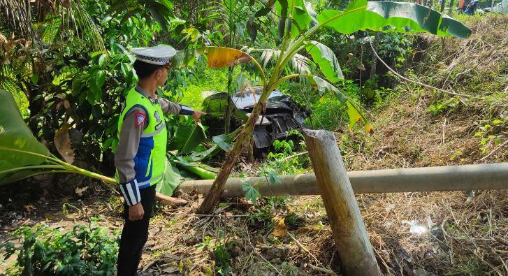Kecelakaan di Batanghari, Sopir Kaget Mobil Xenia Masuk Jurang dan Tabrak Tiang Listrik