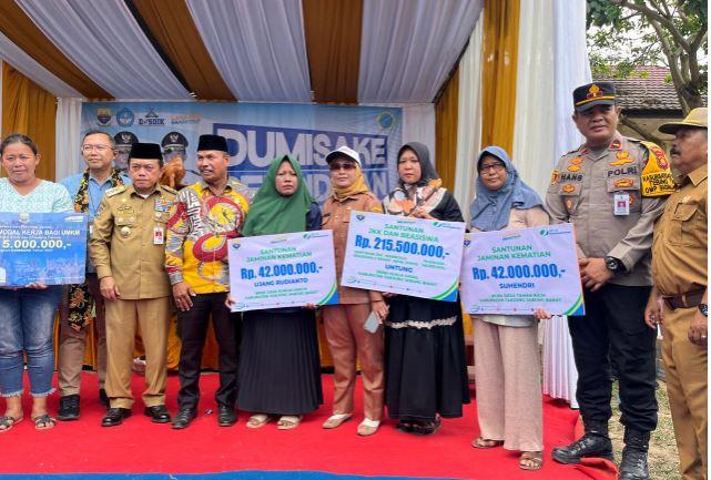 BPJS Ketenagakerjaan Serahkan Santunan JKM dan JKK di Acara Dumisake Pendidikan