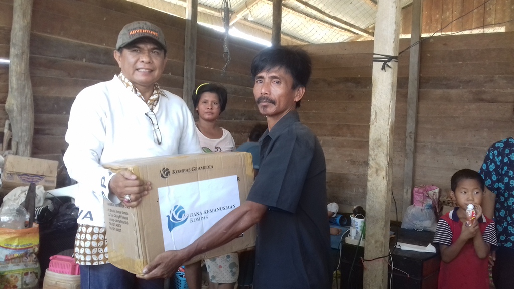 Tim Kemanusiaan Kompas Beri Bantuan Pada Pengungsi Karhutla di Muaro Jambi