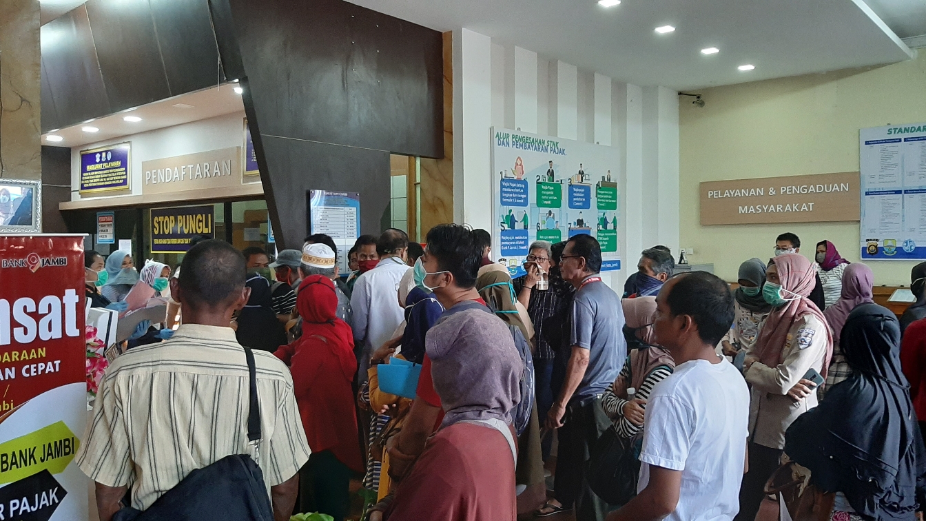 Masyarakat di Jambi Bayar Pajak Sampai Berdesakan, Samsat Akan Beri Jarak untuk Social Distancing