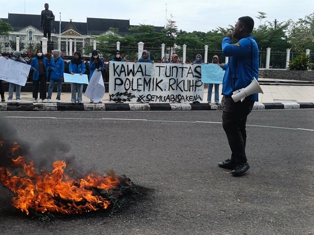 Pengesahan Rancangan Kitab Undang-Undang Hukum Pidana, Saatnya Menguji di MK
