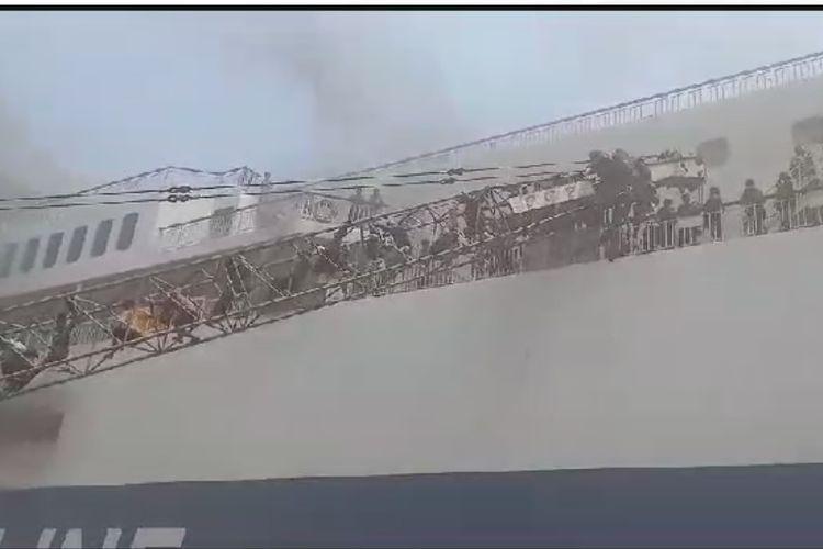 159 Penumpang Kapal Mutiara Berkah I Dievakuasi Pakai Crane saat Terbakar di Pelabuhan merak