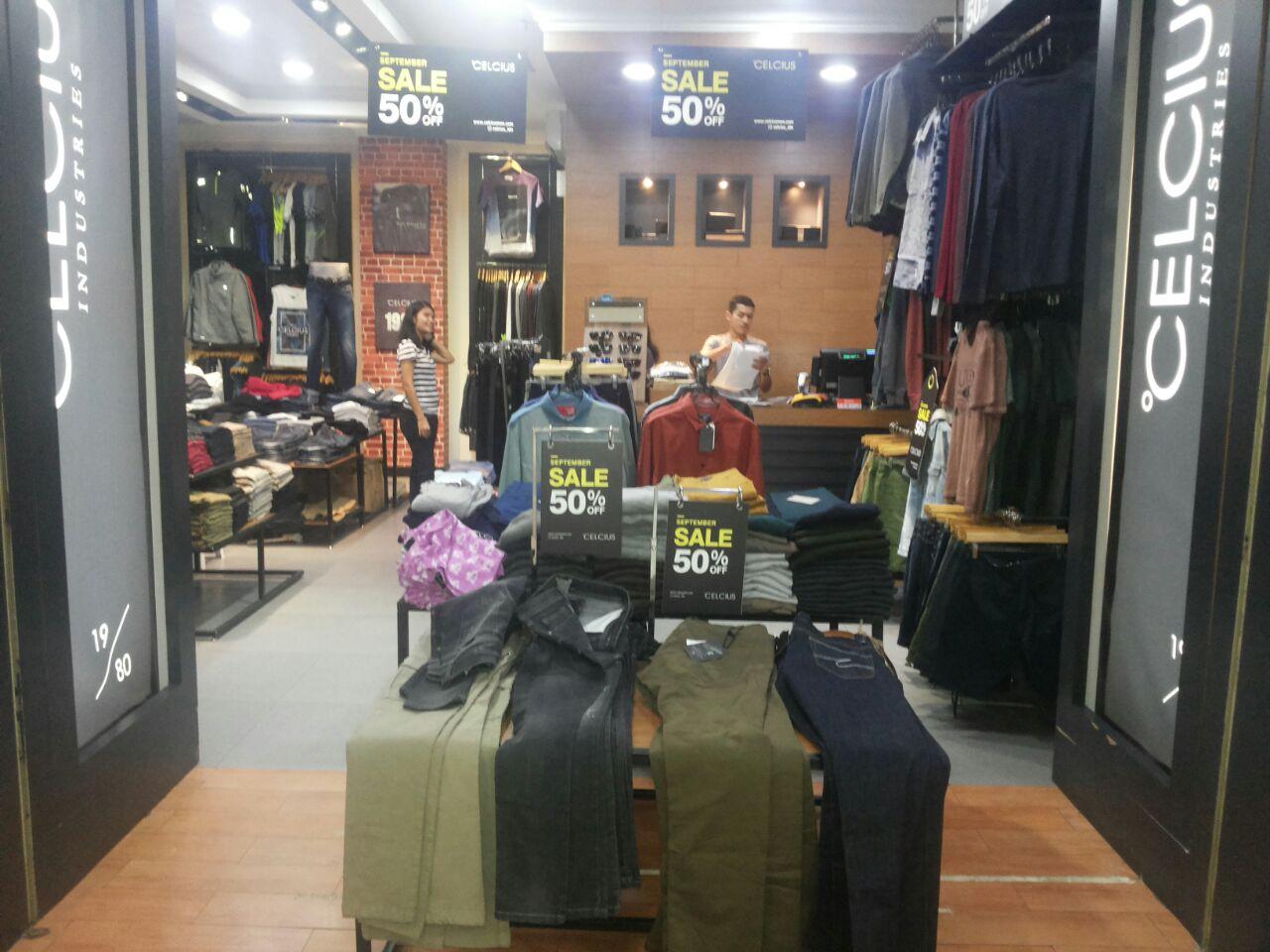 Diskon 50 Persen Khusus Pakaian dan Celana Pria di The Excekutif