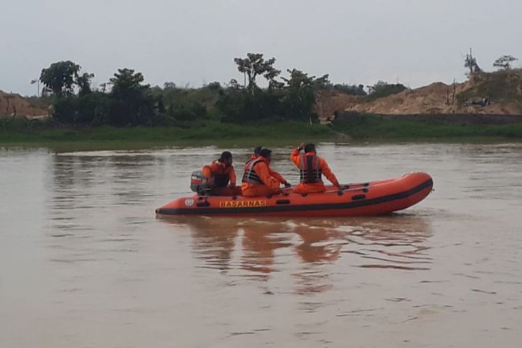 Akibat Kelelahan Berenang, Seorang Pemuda Hilang Terseret Arus Sungai Singingi