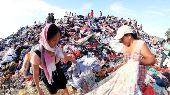 GALERI FOTO: Gunungan Baju Ini Ternyata Sebuah Pasar! Satu Pakaian Seharga Rp 2500, Minat?