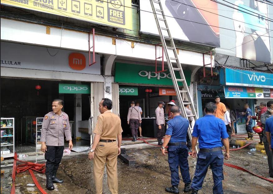 BREAKING NEWS - 2 Ruko Konter HP di Sipin Jambi Terbakar, 5 Unit Mobil Pemadam Dikerahkan