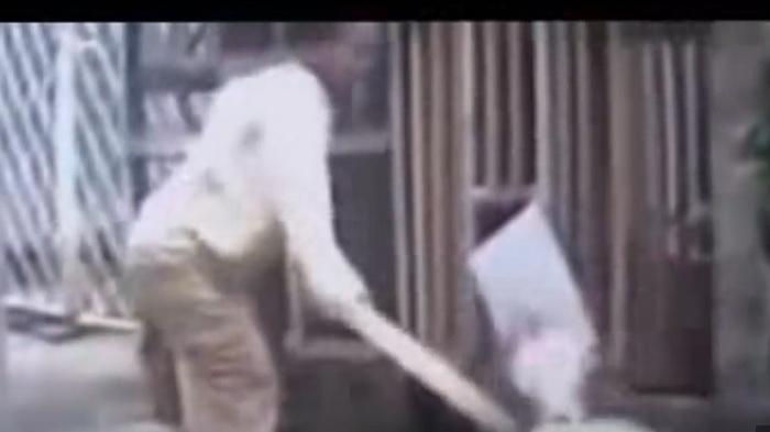 Disebut 'Gadis Ayam' Kisah Anak yang Dikurung Ibunya Sendiri Sejak Bayi Hingga 8 Tahun