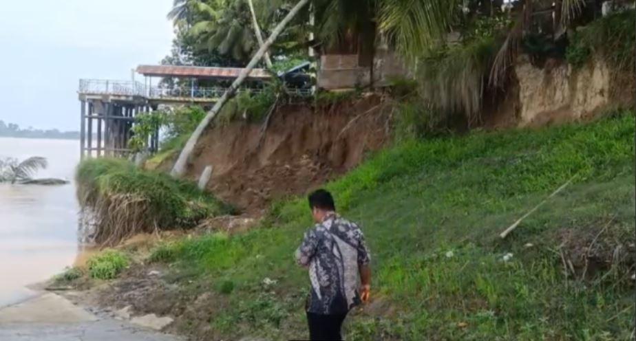 BPBD Batang Hari Petakan Titik Longsor di 4 Desa, Rumah Warga Terancam Ambruk - Tribunjambi.com