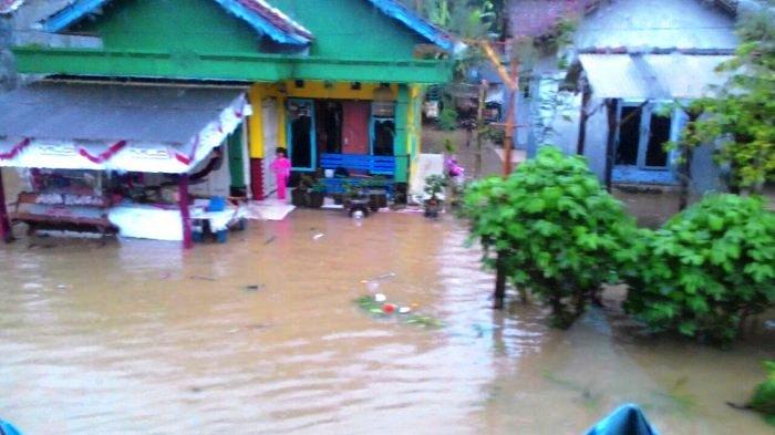 Sedang Tidur, 4 Orang Tewas Saat Longsor Menerjang. Seorang Diantaranya Bayi Berusia 10 Bulan
