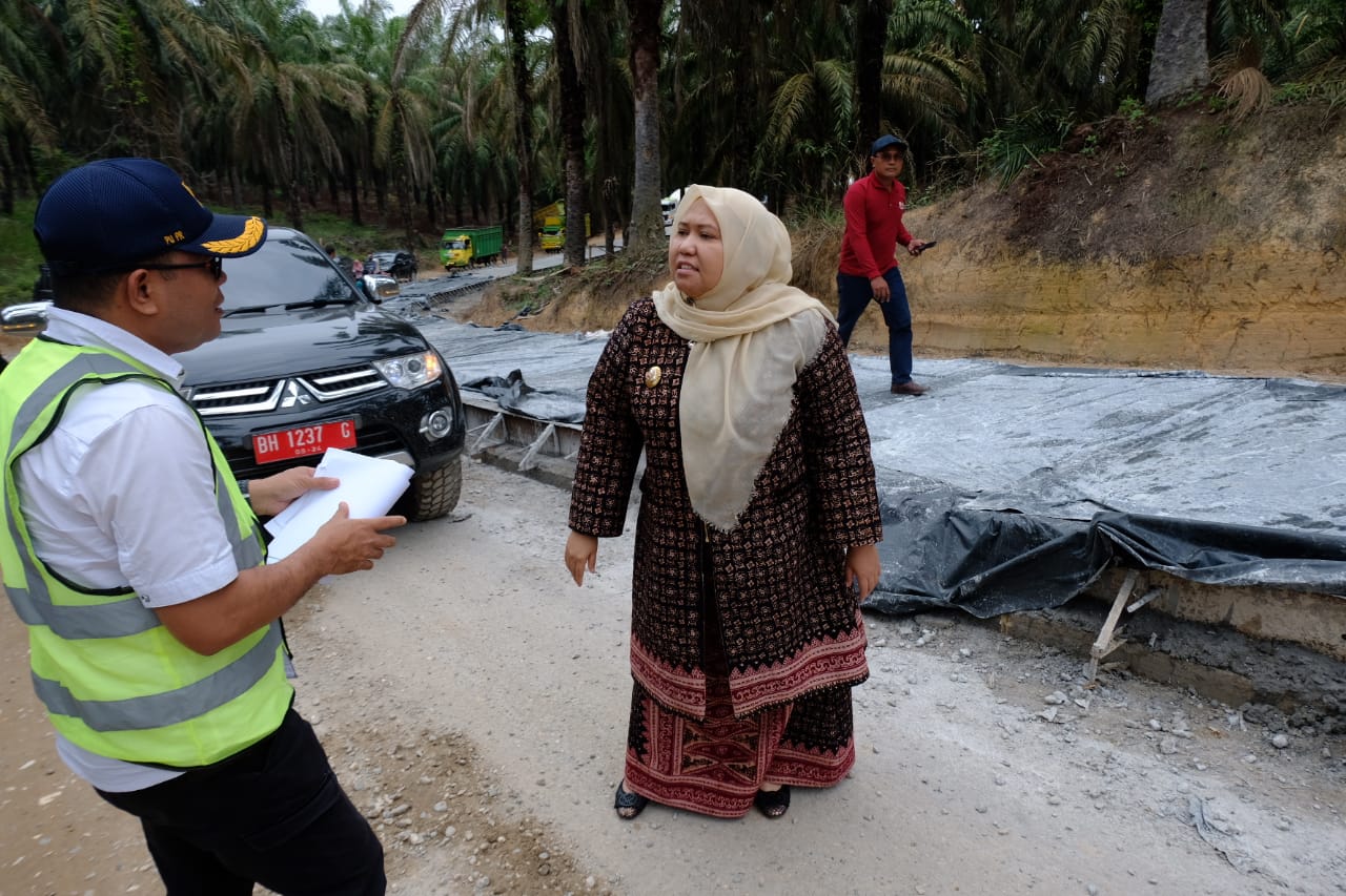 Gerakan Sapu Lubang, Pemkab Muarojambi Tuntaskan Jalan Kritis di Bahar Selatan