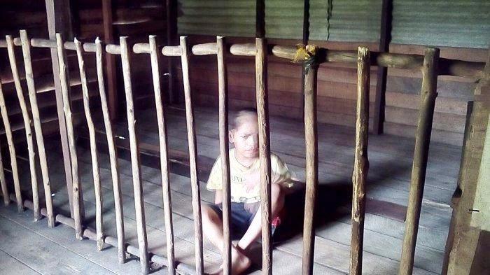 Astaga, Bocah Ini Sudah 2 Tahun Hidup di Dalam Kandang Berukuran 2x3 Meter