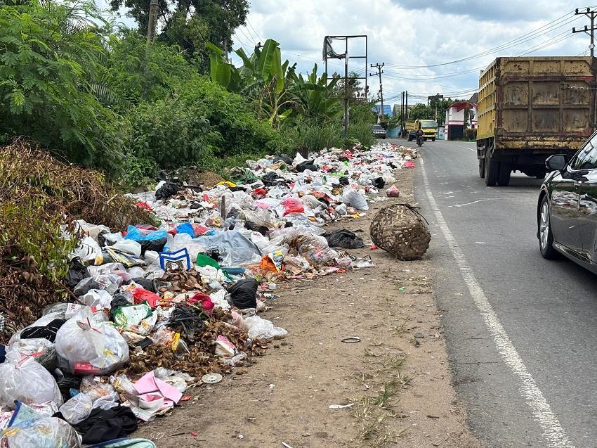 Bau Menyengat, Tumpukan Sampah di Jaluko Muaro Jambi sampai ke Badan Jalan