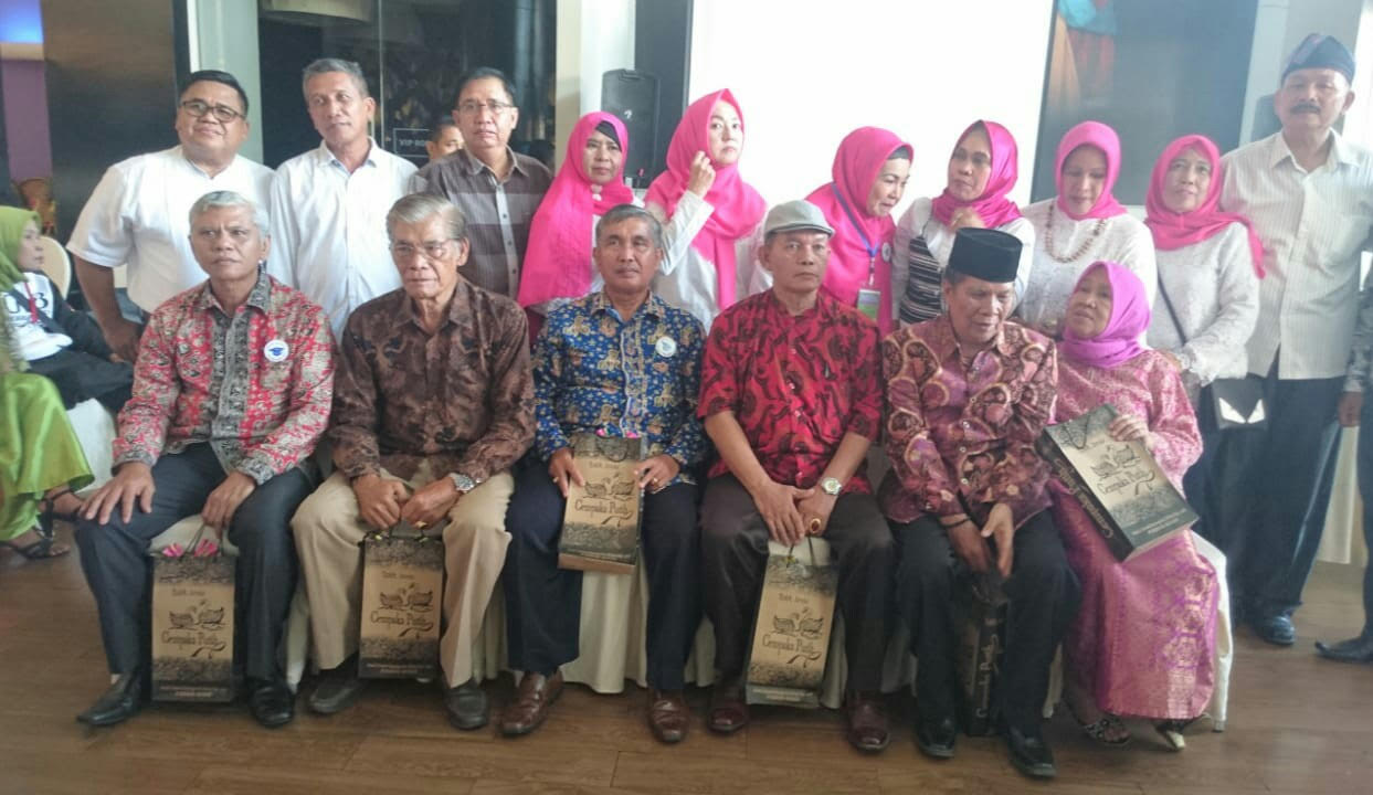 Hadiri Reuni Akbar, Guru-guru Ini Dilarang Pulang. Ternyata Ada Surprise dari Murid-murid