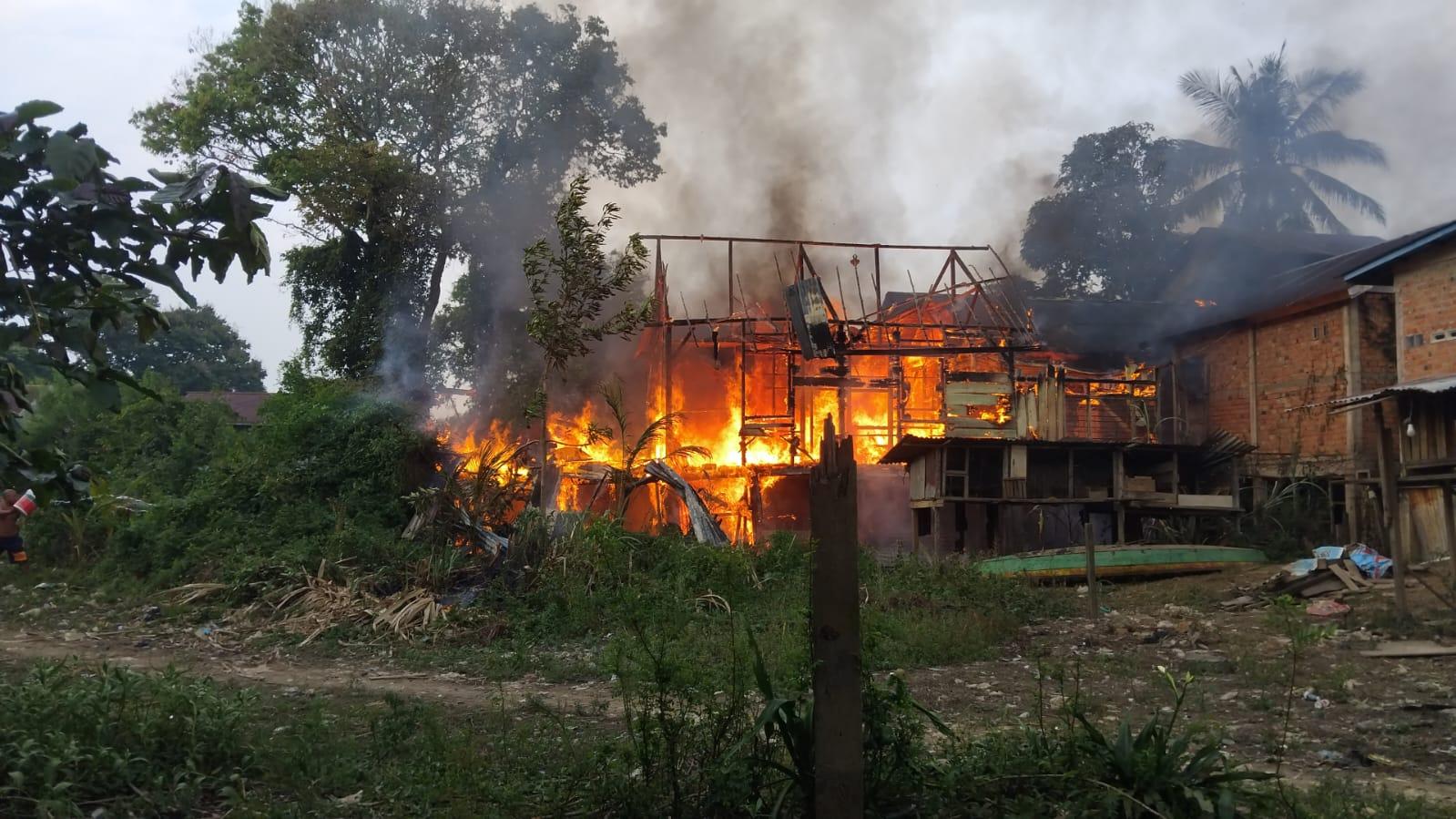 2 Rumah di Arab Melayu Seberang Kota Jambi Terbakar, Petugas Damkar Cedera Saat Pemadaman - Tribunjambi.com