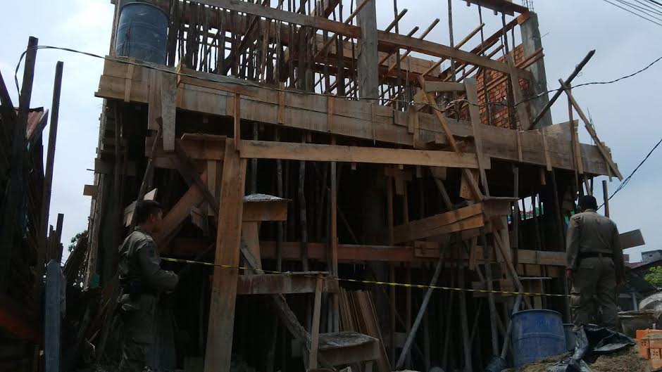 BREAKING NEWS: Pemkab Tanjabbar Segel Bangunan Tanpa IMB, Termasuk Milik Kementerian - 09112015-satpol-pp-tanjabbar-segel-bangunan-tanpa-imb_20151109_152715.jpg