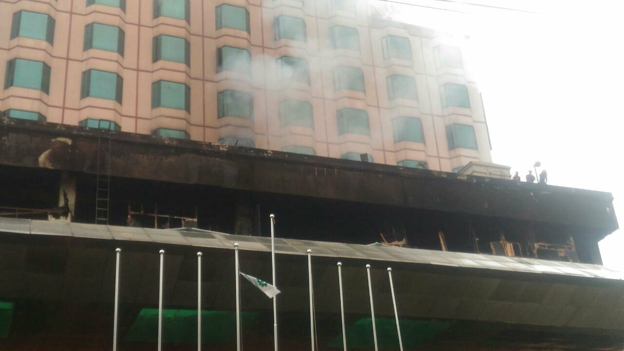 Petugas Panjat Gedung dan Pecahkan Kaca. Terus Berupaya Padamkan Api, Warga Menyaksikan