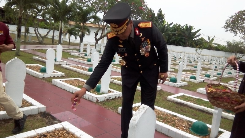 Kapolda Ziarah dan Tabur Bunga di Taman Makam Pahlawan