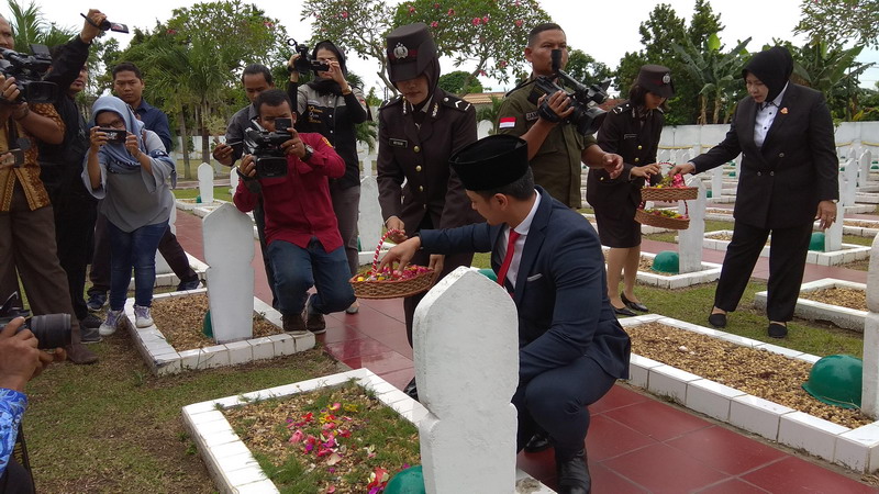 Gubernur Zumi Zola Tabur Bunga di Taman Makam Pahlawan