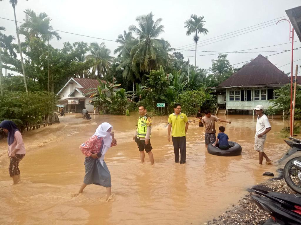 Sungai Batang Asai Sarolangun Jambi Meluap, Ruas Jalan di Desa Pulau Pandan Tergenang Banjir