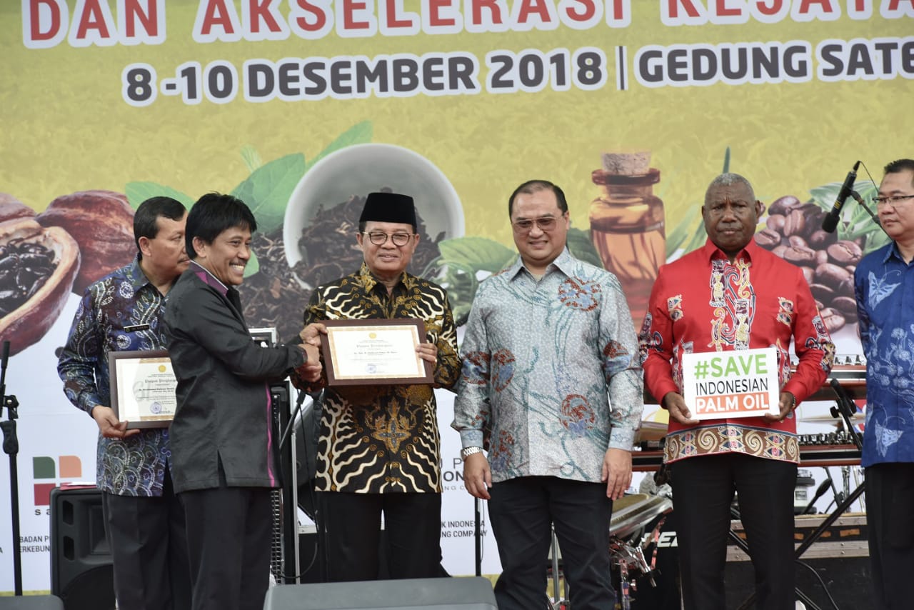 Plt Gubernur Jambi Fachrori Dianugerahi Penghargaan Perkebunan